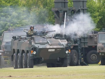 模擬戦闘訓練：96式装輪装甲車進入