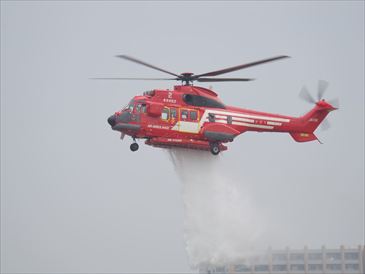 訓練展示｜消防庁航空隊ヘリによる空中消火