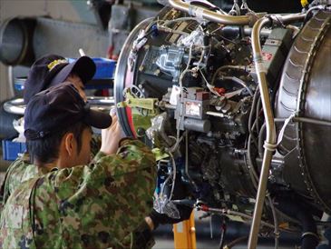 立川駐屯地｜航空機展示｜AH-1Sのエンジン整備