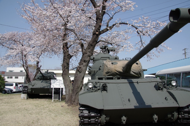 新町駐屯地創設68周年｜サクラとM24軽戦車と61式戦車
