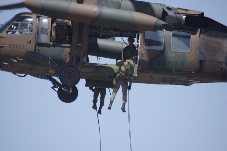 新町駐屯地創設68周年｜訓練展示：UH-60JAリペリング降下