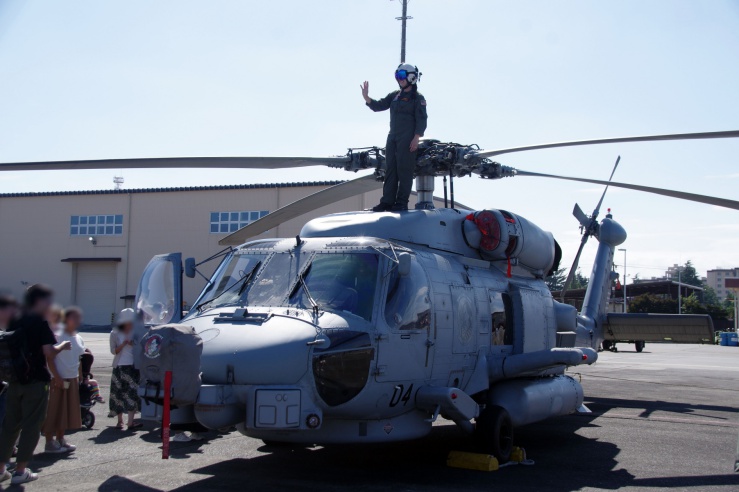 横田基地日米友好祭2019｜HSM-51(米海軍厚木基地)対潜ヘリSH-60からのお手振り