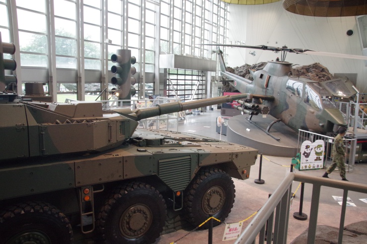 りっくんランドリニューアル：16式機動戦闘車とAH-1Sコブラ