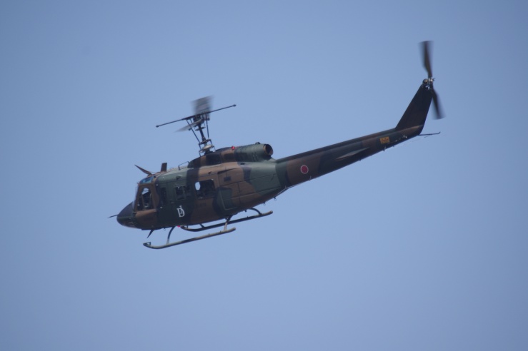 練馬駐屯地創設71周年：UH-1Jの会場への進入