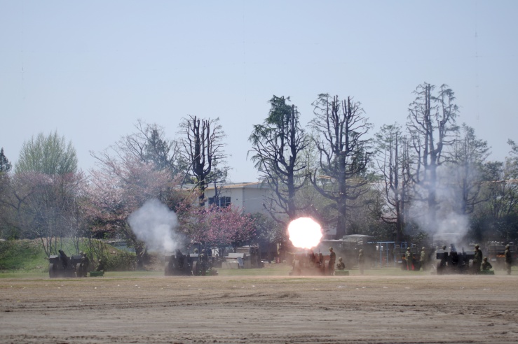 練馬駐屯地創設71周年：105mm榴弾砲の空砲射撃