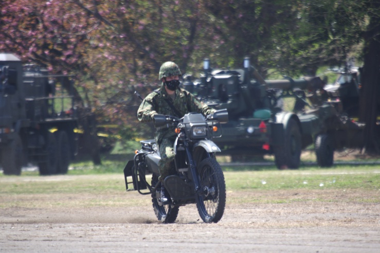 練馬駐屯地創設71周年：偵察用オートバイ進入
