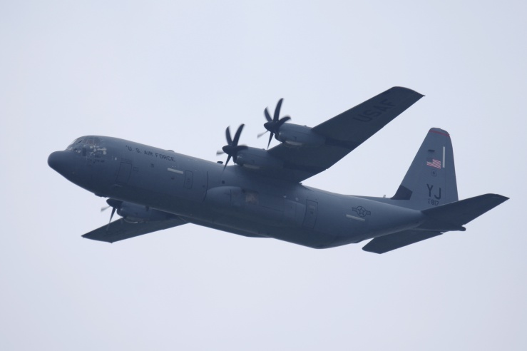 横田基地日米友好祭2022：C-130Jの上空通過