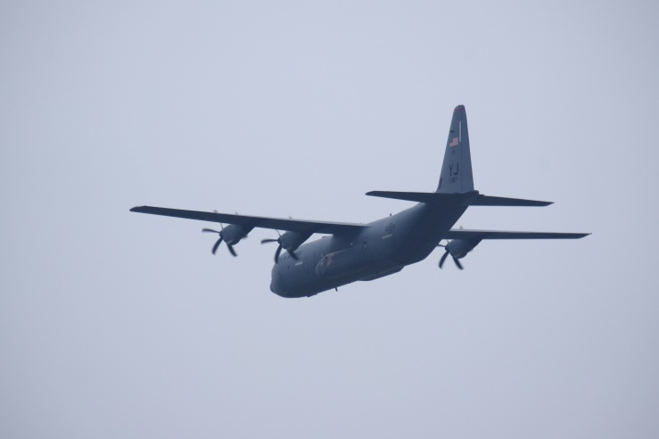横田基地日米友好祭2022：C-130Jの上空通過