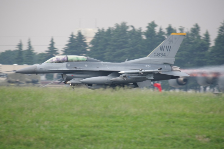 横田基地日米友好祭2022：F-16の離陸前滑走