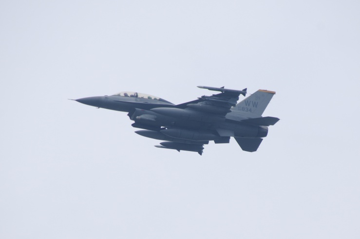 横田基地日米友好祭2022：F-16の上空通過