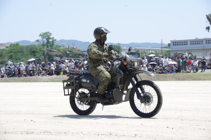 大久保駐屯地2022：偵察用オートバイの観閲行進