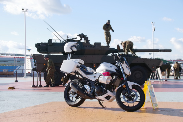 オートバイ（警務用）と16式機動戦闘車