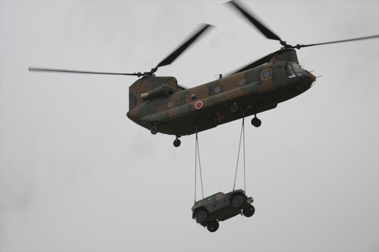 CH-47J｜軽装甲機動車の牽吊輸送