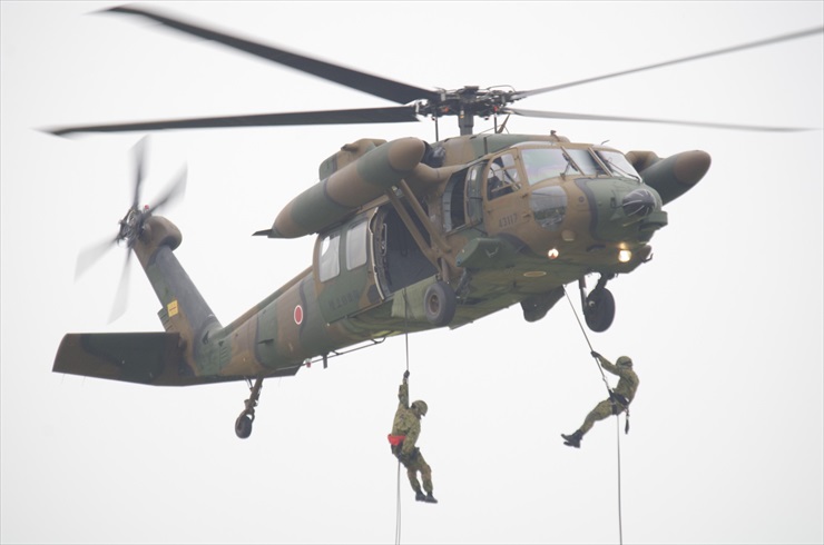 多用途ヘリコプターUH-60JA｜リペリング降下