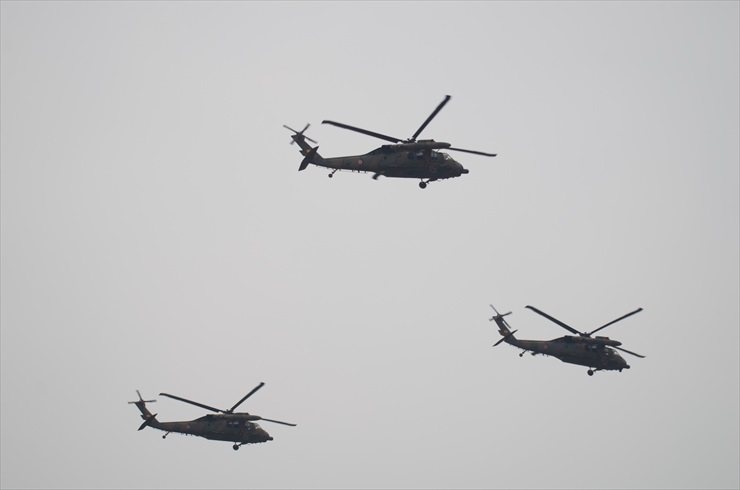 多用途ヘリコプターUH-60JA｜編隊飛行