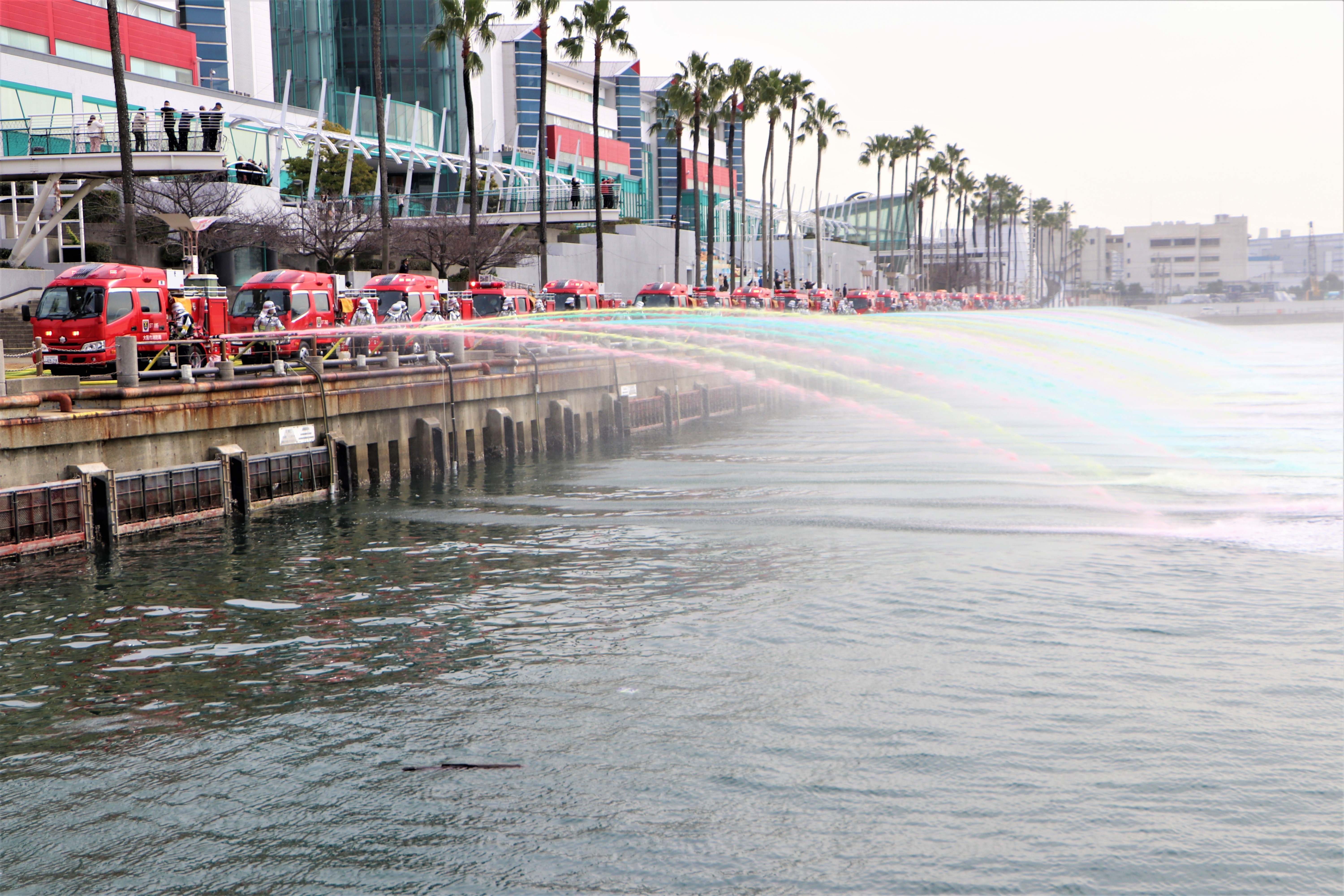 大阪市消防出初式:一斉放水