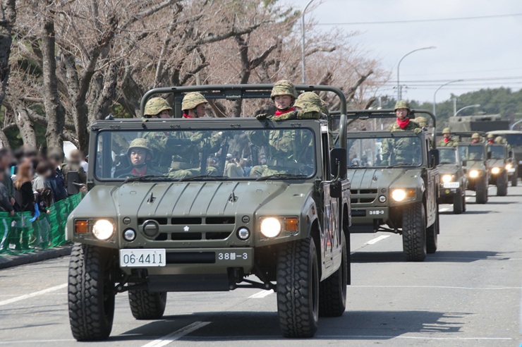 八戸駐屯地：観閲行進