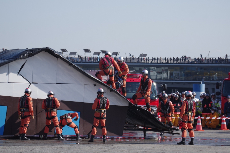 横浜消防出初式：消防総合訓練