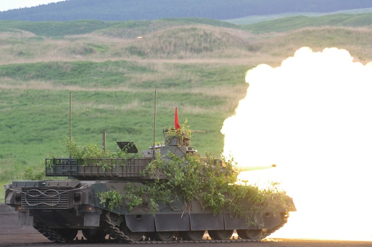 10式戦車の実弾射撃