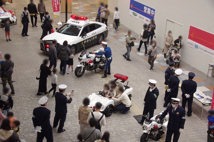 トレッサ横浜：神奈川県警展示