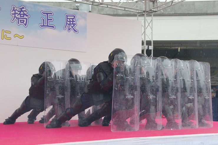 東京拘置所矯正展：刑務官による実演