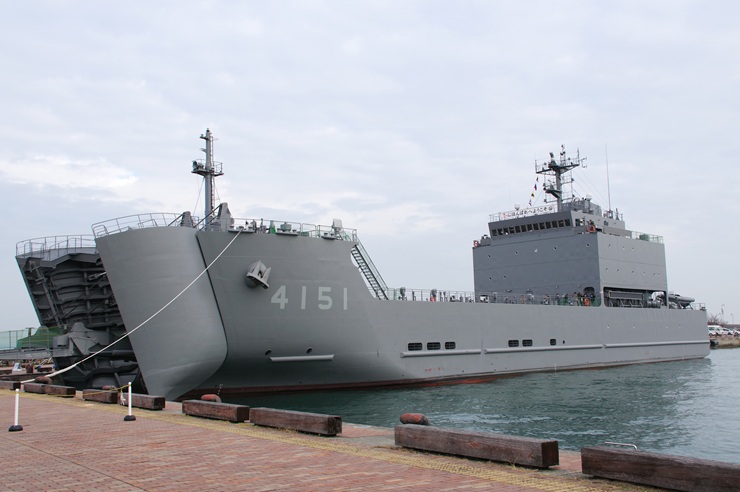輸送艦「にほんばれ」型