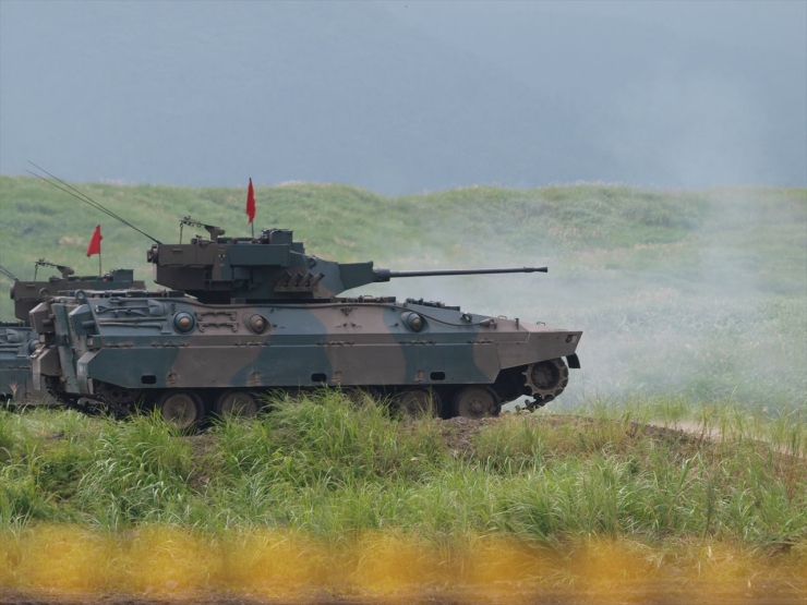 89式装甲戦闘車の35mm機関砲射撃