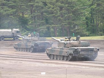 闘訓練展示：90式戦車突撃