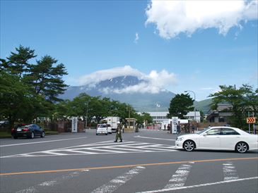 富士駐屯地｜駐屯地と富士山