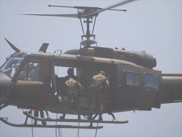 戦闘訓練展示：UH-1Jより降下