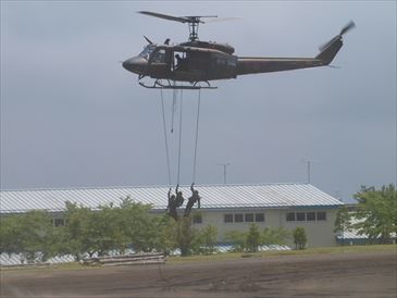 戦闘訓練展示：UH-1Jより降下