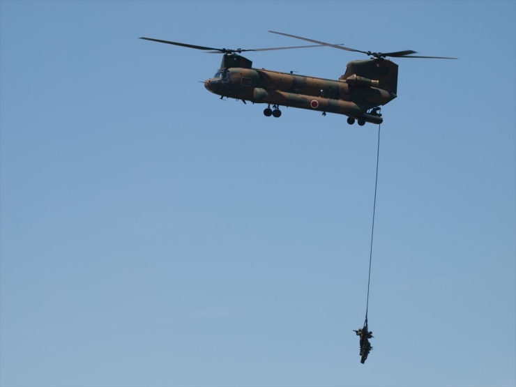 CH-47JAに隊員スリングベルト吊るし