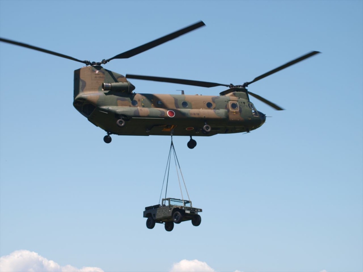 CH-47JAに高機動車けん吊