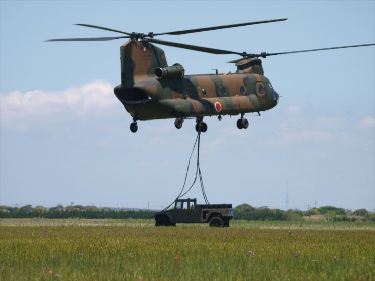 CH-47JAに高機動車けん吊