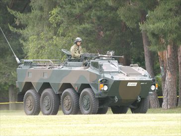 模擬戦闘訓練：前進する96式装輪装甲車