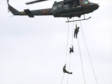 模擬戦闘訓練：UH-1Jから降下