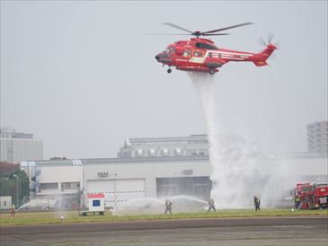 訓練展示｜消防庁航空隊ヘリによる空中消火