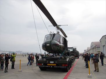 立川駐屯地｜航空機展示｜トレーラー搭載UH-1H