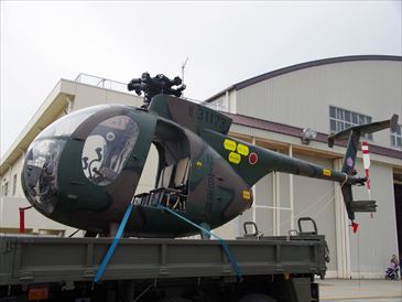 立川駐屯地｜航空機展示｜３ｔ半トラック搭載OH-6D