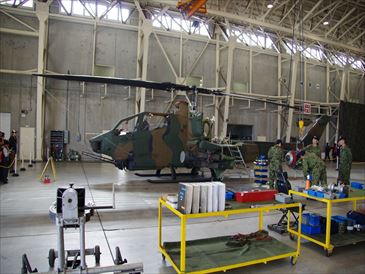 立川駐屯地｜航空機展示｜AH-1Sの整備展示