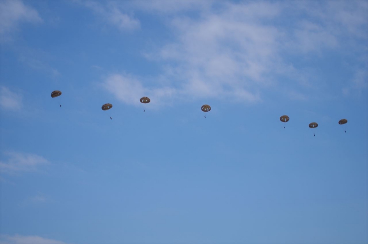 平成26年度 降下訓練始め：空挺傘展開
