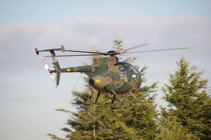 平成26年度 降下訓練始め：観測ヘリOH-6D飛来
