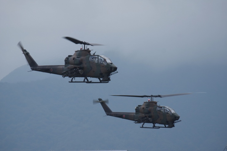令和元年度富士総合火力演習学校予行｜対戦車ヘリコプターAH-1Sコブラ低空飛行