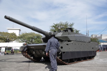 陸上装備研究所一般公開2019｜10式戦車(試作車)と職員