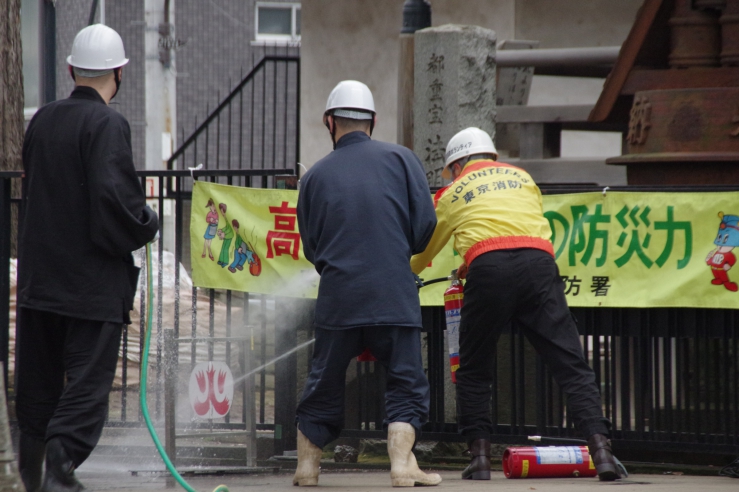 豊島消防署 鬼子母神堂消防演習：災害時支援ボランティアと寺社職員初期消火