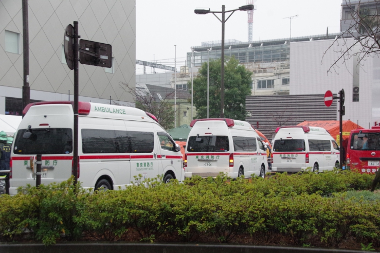 第六消防方面救助救急訓練｜駅ロータリーに集結する救急車