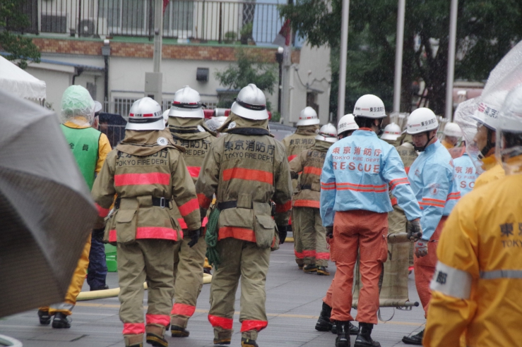 第六消防方面救助救急訓練｜消防隊員と救急隊員