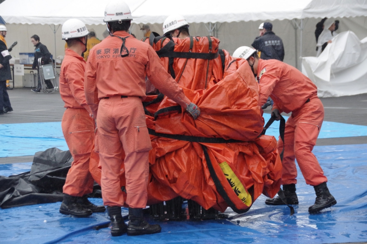 第六消防方面救助救急訓練｜畳まれた救護所用フレームテント
