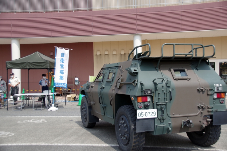 埼玉地方協力本部広報展示：軽装甲機動車と広報ブース