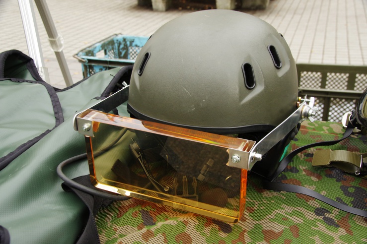 大宮駅前自衛隊イベント2020：装甲車帽装着の鉛入りアクリルプレート